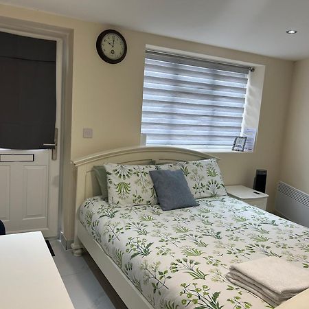 Cozy Studio Near Train Station Redbridge Buitenkant foto