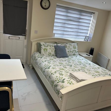 Cozy Studio Near Train Station Redbridge Buitenkant foto