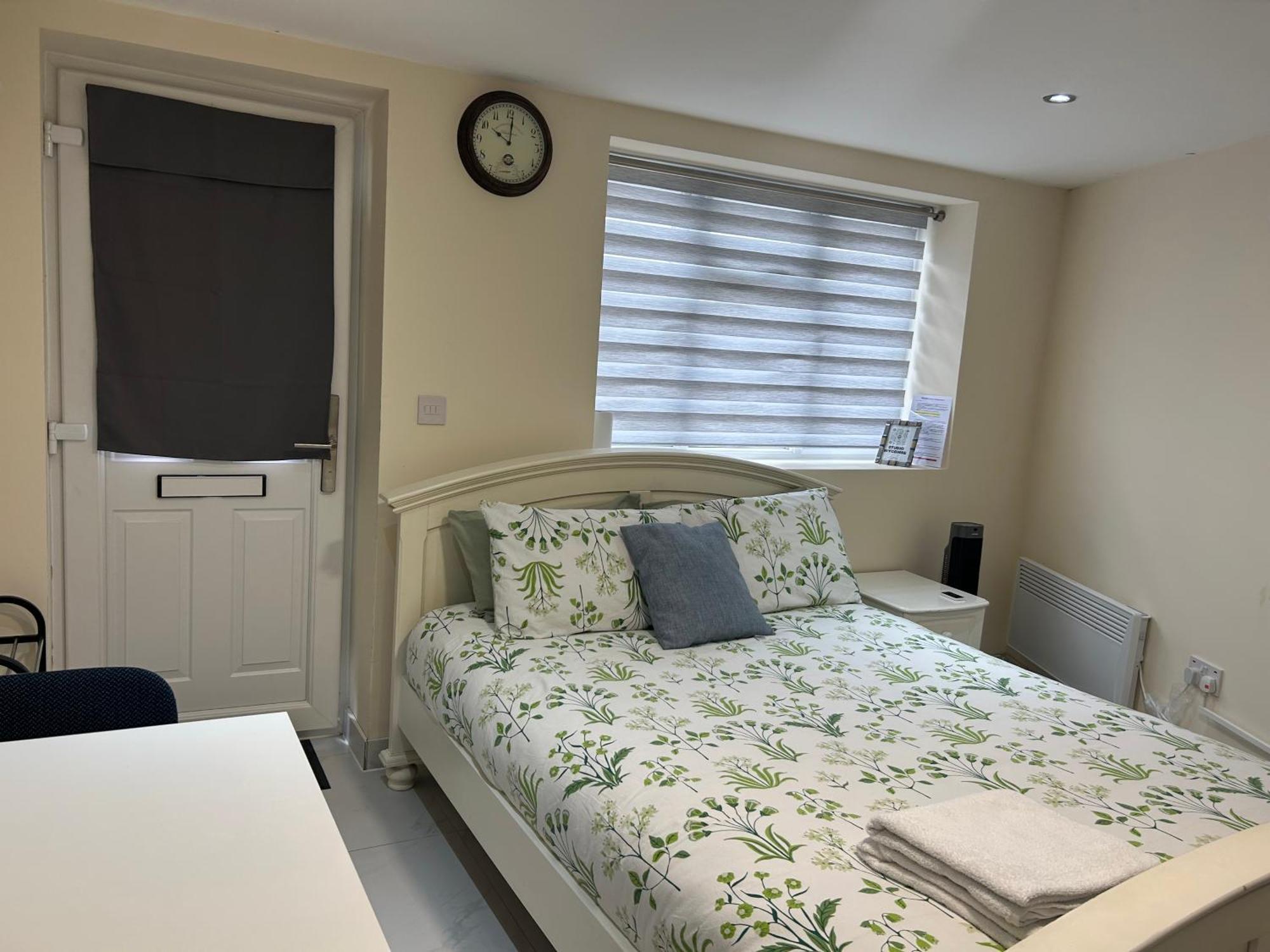 Cozy Studio Near Train Station Redbridge Buitenkant foto